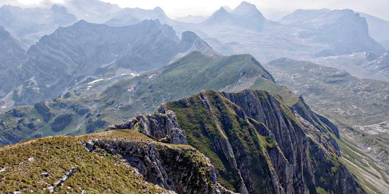 汽车电子核心：深入解析AEC-Q100认证如何保障微控制器与传感器的可靠性